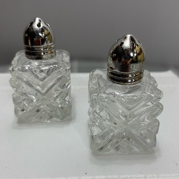 Vintage 1950's Leonard Japan Crystal Cut Glass Miniature Salt and Pepper Shakers - Picture 1 of 7
